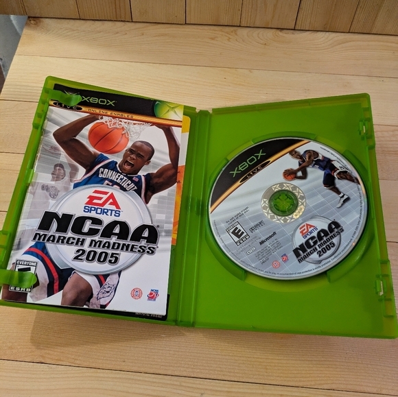 NCAA March Madness 2005 for Xbox - Green Case Pre-owned - Picture 4 of 6